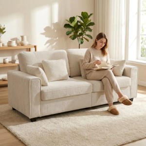 Beiges HOMCOM 3-Sitzer-Sofa mit strukturiertem Stoff und Kissen. Frau entspannt lesend auf der gemütlichen Wohnzimmercouch.
