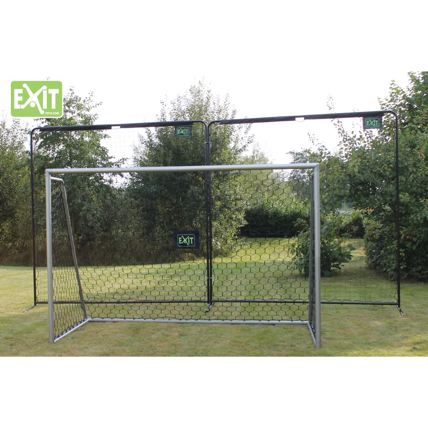 EXIT Backstop Sportnetz 300x600cm als Ballfangnetz im Garten mit Fußballtor.