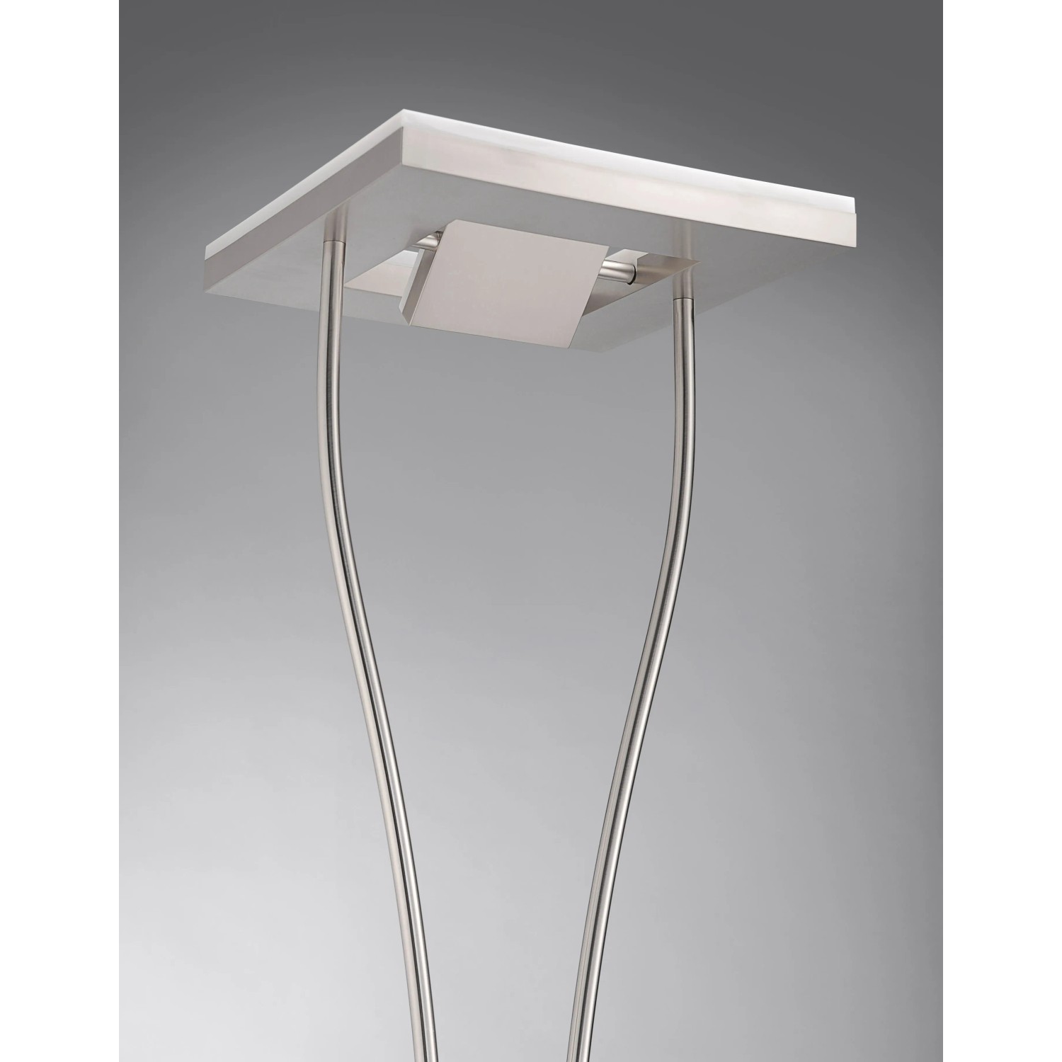 Moderner LED-Deckenfluter Helia aus Stahl, gebürstet, mit beweglichem Leuchtenkopf und Leseleuchte.