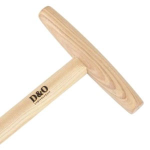 D&O Löwenzahnzieher mit hellem Eschenholz T-Stiel und D&O Logo. Robustes Gartenhandgerät.