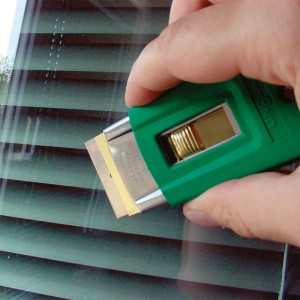 Unger ErgoTec Sicherheitsschaber (4 cm) in Grün mit Klinge bei der Glasreinigung.
