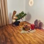 Künstlicher Weihnachtsbaum Nagano (150 cm) beim Aufbau. Grüne Kunsttanne mit Ständer.