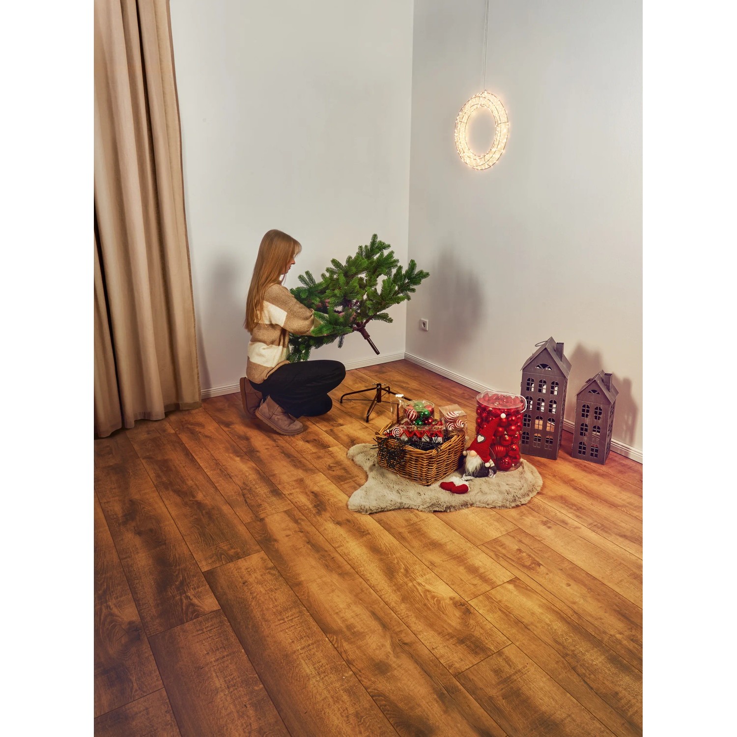 Künstlicher Weihnachtsbaum Nagano (150 cm) beim Aufbau. Grüne Kunsttanne mit Ständer.