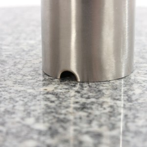 Detailaufnahme: Edelstahl-Halterung auf marmoriertem MCW Sonnenschirm-Ständer (20 kg).