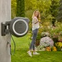 Gardena Akku-Wand-Schlauchbox PowerRoll XXL mit Frau beim Bewässern des Gartens.