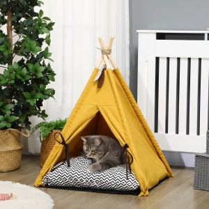 Gelbes PawHut Tipi-Zelt Katzenkorb mit Kissen und Katze. Rutschfester Boden für Stabilität.