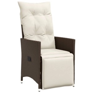 Verstellbarer, brauner vidaXL Gartensessel aus Rattan mit cremefarbenen Kissen.