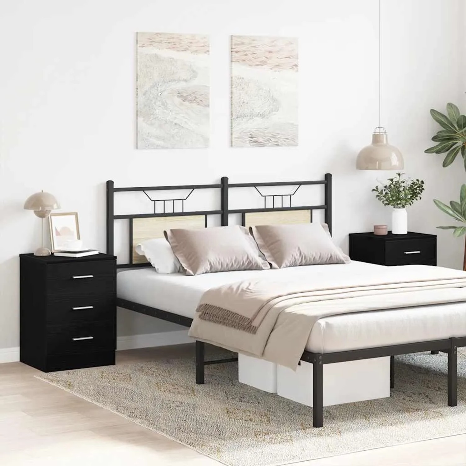 Zwei schwarze Nachttische aus Holzwerkstoff neben einem Bett mit schwarzem Metallgestell.
