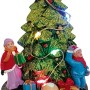 OBI Weihnachtsdorf Figur: Kinder schmücken glitzernden Weihnachtsbaum mit Lichterkette und Geschenken. Mehrfarbige Polyresin Deko.