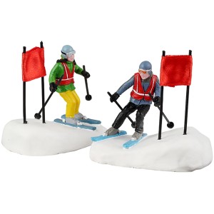 Lemax Weihnachtsfiguren: 2 Skifahrer beim Slalom, Teil der festlichen Weihnachtsdekoration.