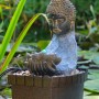 Dobar Zimmerbrunnen Buddha mit Lotusblüte in Steinoptik und Deko-Steinen.