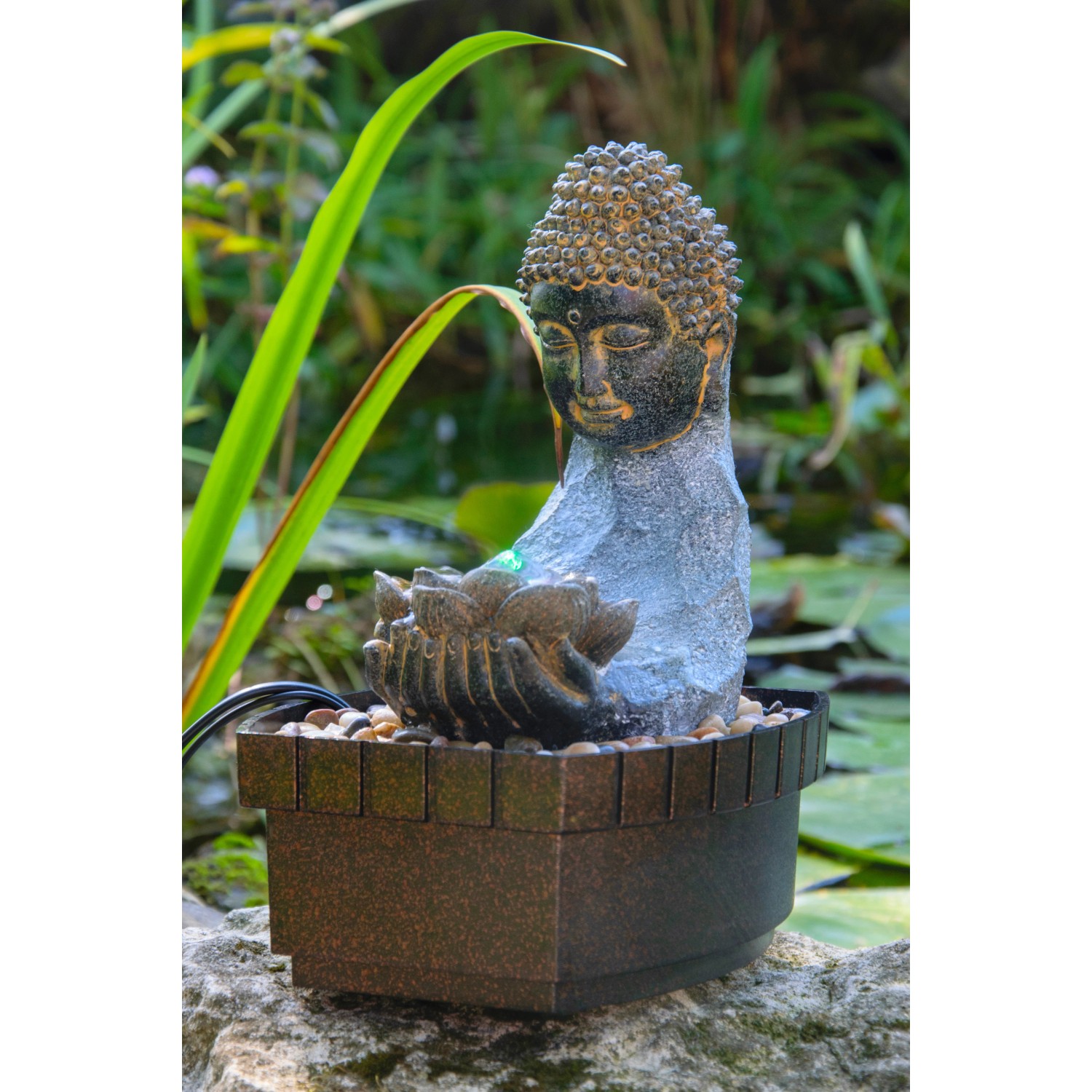 Dobar Zimmerbrunnen Buddha mit Lotusblüte in Steinoptik und Deko-Steinen.