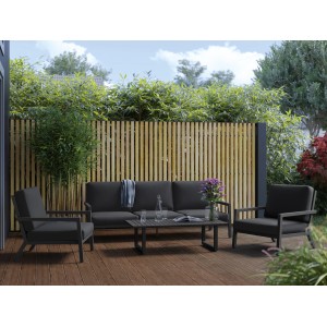 Lounge-Gartenmöbel Set Springtown: Sessel, Sofa und Tisch in Schwarz-Dunkelgrau auf Holzterrasse.