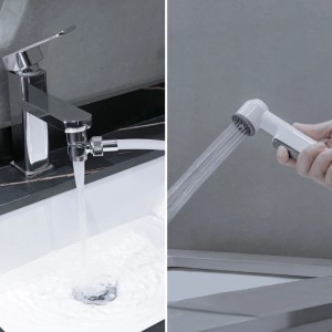 Euroshowers Waschbeckendusche Set in Weiß, an Armatur montiert, mit Handbrause und Wasserstrahl. Ideal für Bad & Haustierpflege.
