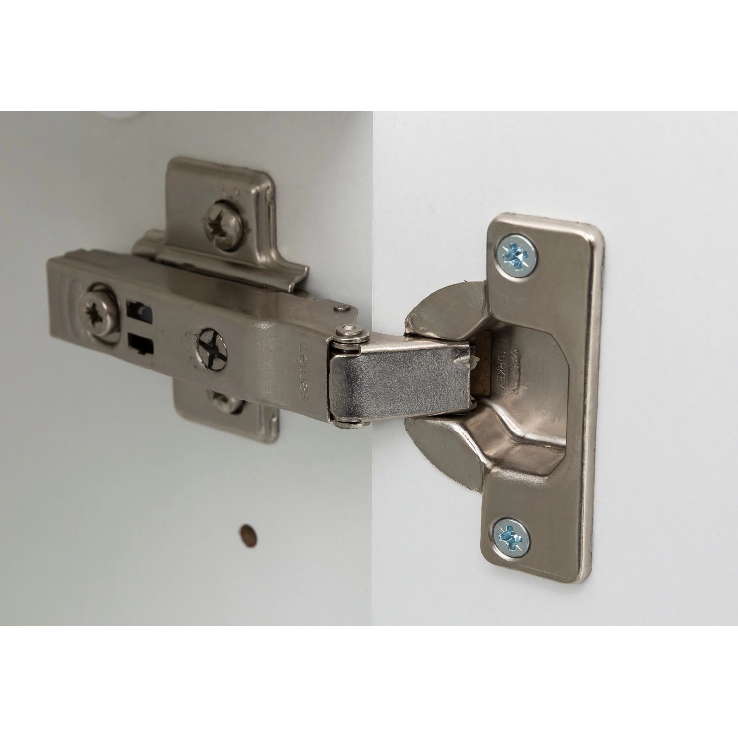 Detailaufnahme: Scharnier am Held Möbel Bad-Hängeschrank Verona, matt grau.