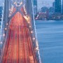 Komar Vlies Fototapete San Francisco Blues mit Blick auf die beleuchtete Brücke bei Nacht.