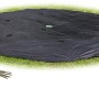 Schwarze EXIT Abdeckplane für ebenerdiges Trampolin (D305cm) mit Heringen.