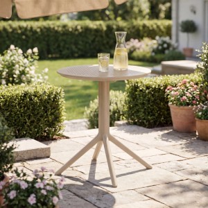 Runder taupefarbener CLP Klapptisch Sky aus Kunststoff im Garten. Perfekt als Gartentisch.