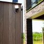Anthrazitfarbene Lutec LED Solar-Wandleuchte Sunshine mit Bewegungssensor und separatem Solarmodul.