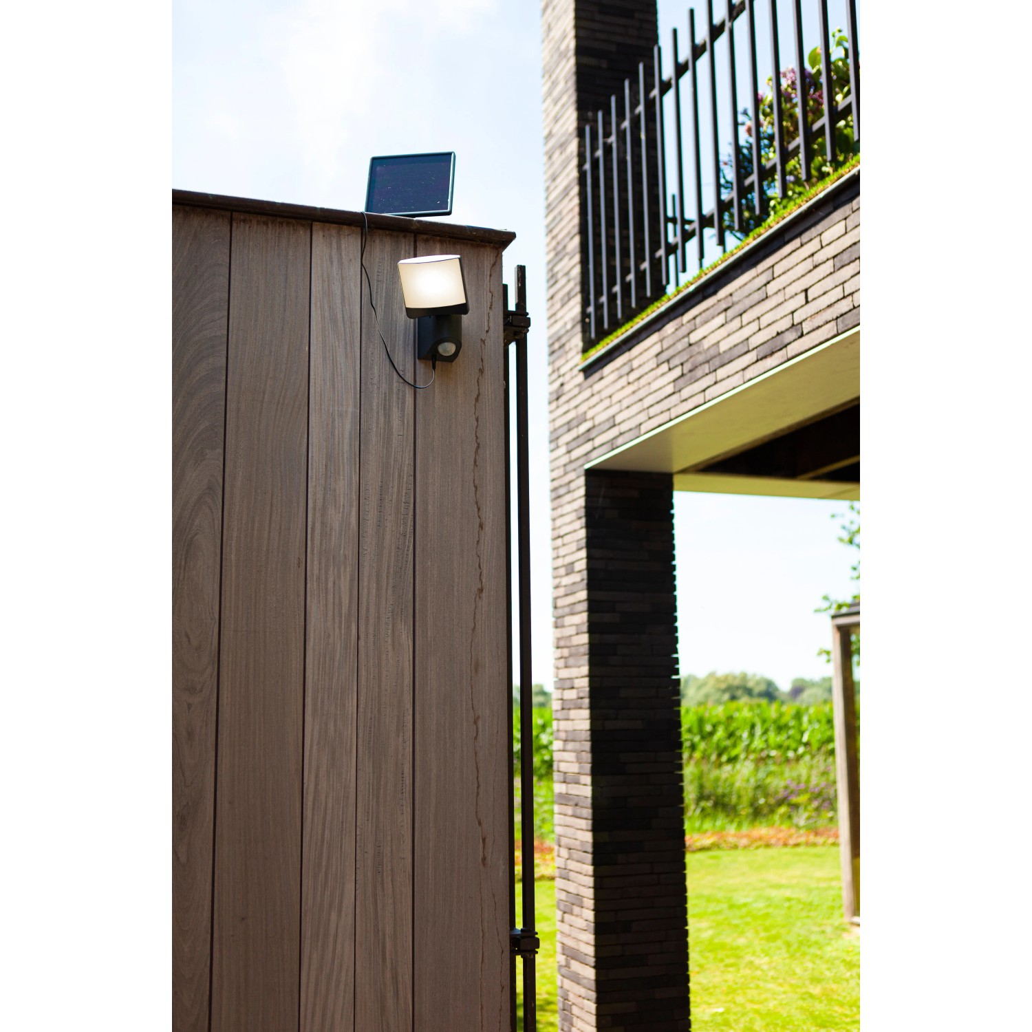 Anthrazitfarbene Lutec LED Solar-Wandleuchte Sunshine mit Bewegungssensor und separatem Solarmodul.