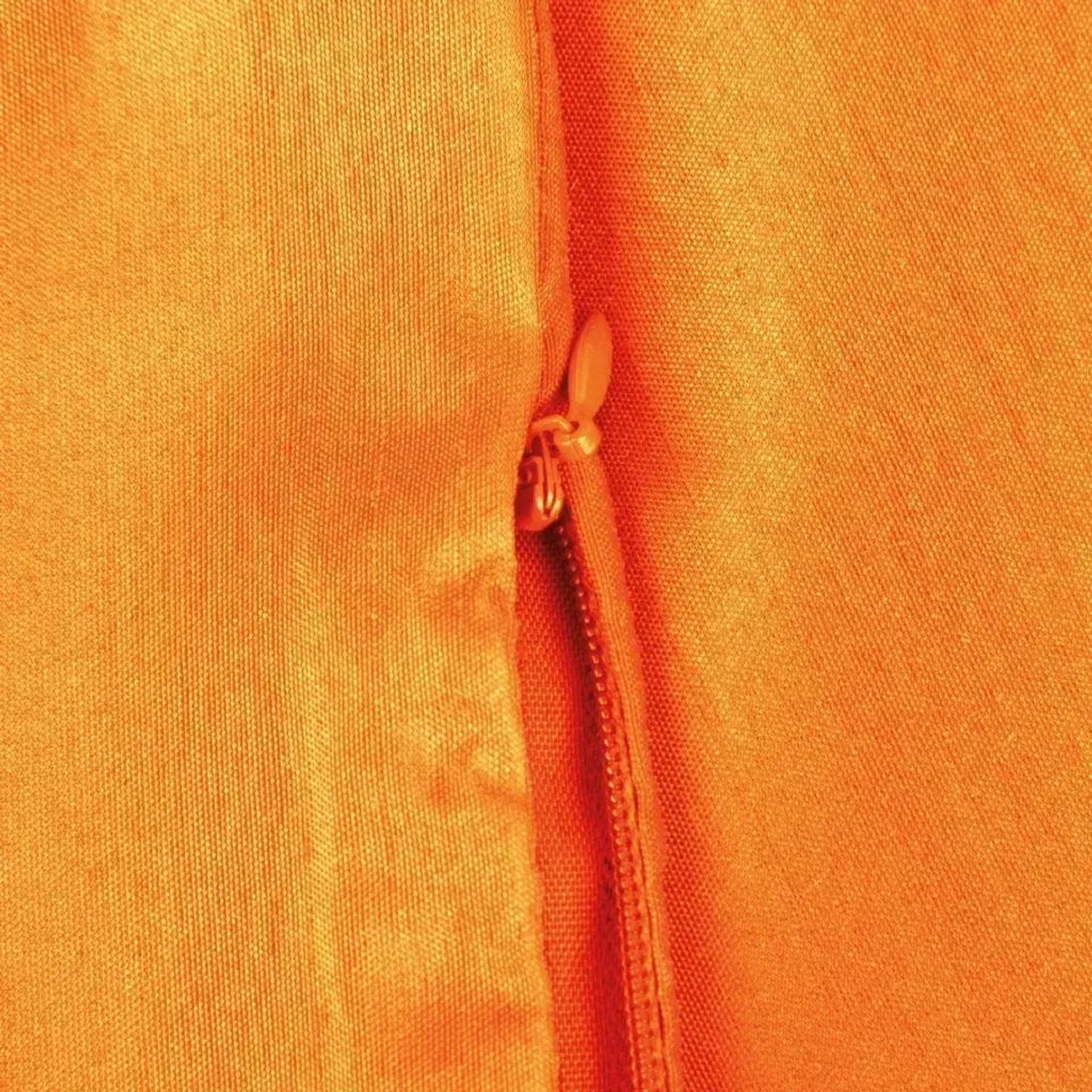 Detailaufnahme: Orangefarbene Arsvita Kissenhülle Alessia (50x50 cm) mit Reißverschluss.