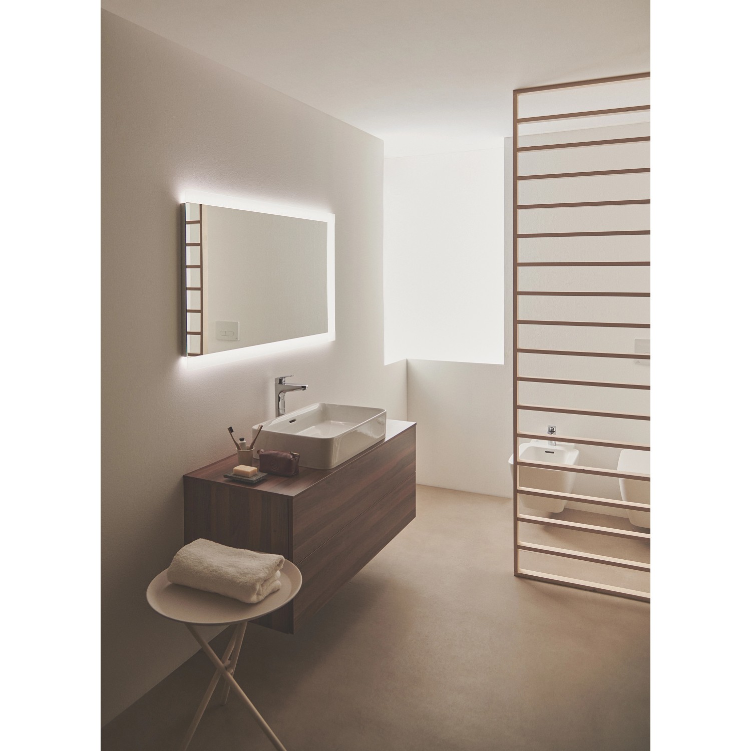 Modernes Bad mit Ideal Standard Aufsatzwaschtisch Strada II, 60x40 cm, in Weiß ohne Hahnloch.