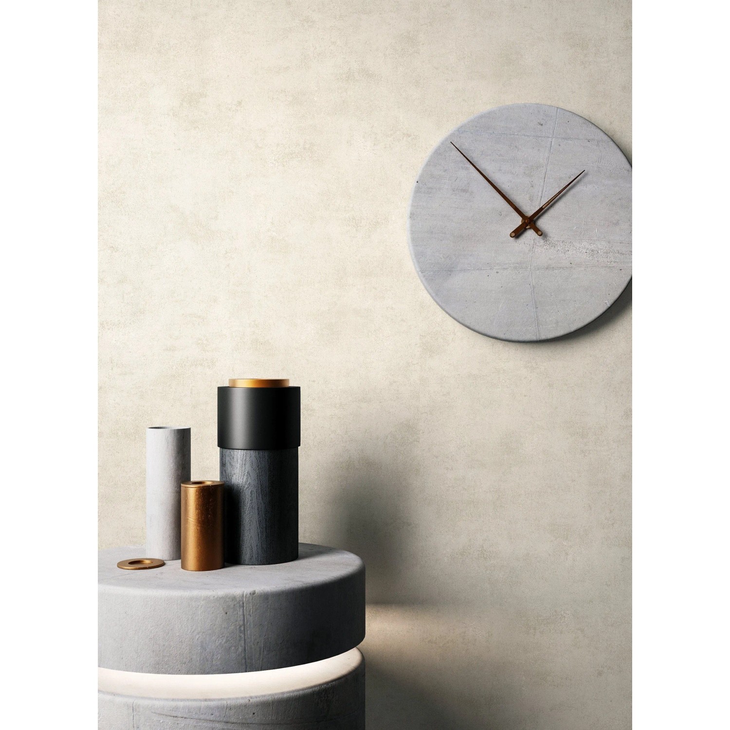 Cremefarbene Vliestapete mit Betonstruktur an einer Wand, dekoriert mit Uhr und modernen Vasen. Für ein edles Raumgefühl.