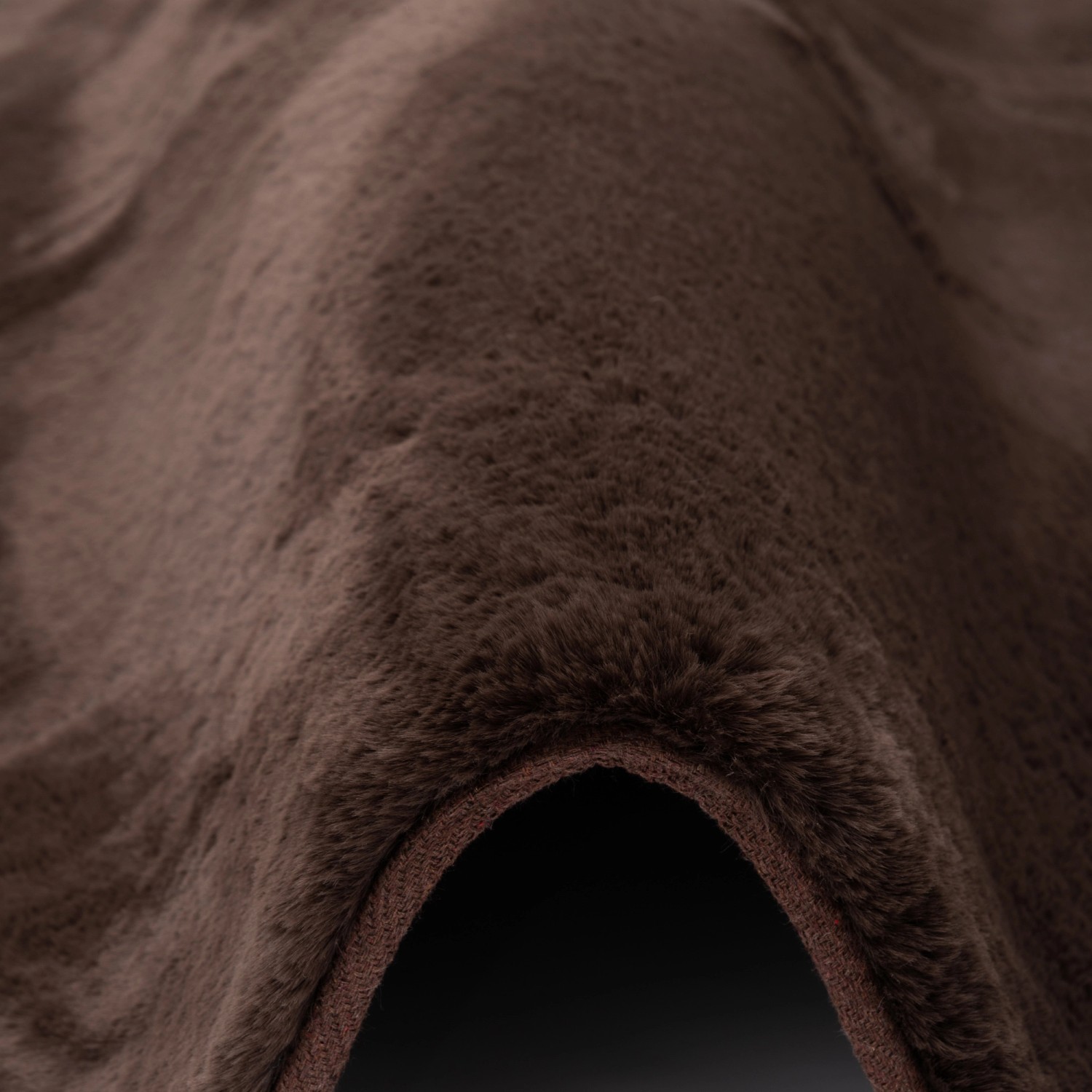 Detailaufnahme: Schoko-farbener Pergamon Luxus Fellteppich (160x230cm). Weicher Kurzflorteppich.