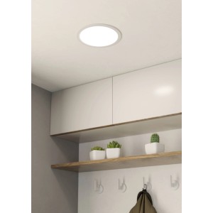 Weißer Eglo LED-Einbauspot Fueva 5, Ø 21,6 cm, 3000K, montiert in Decke.