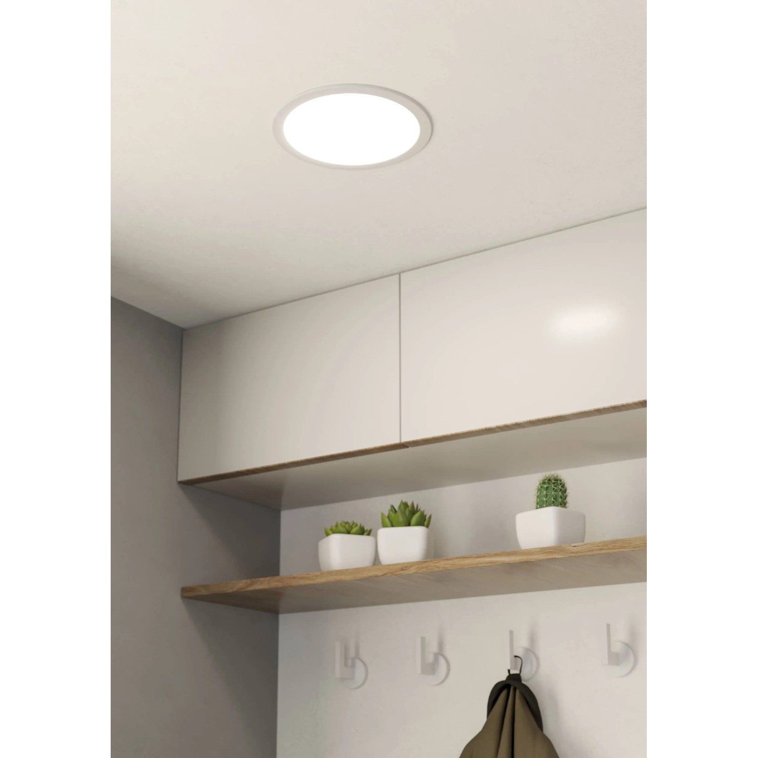 Weißer Eglo LED-Einbauspot Fueva 5, Ø 21,6 cm, 3000K, montiert in Decke.