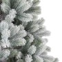 Detailaufnahme der Kunsttanne Nagano mit Kunstschnee, weiße Weihnachtsdekoration.