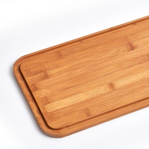 Bambusdeckel des Zeller Brotkastens, Küchenhelfer aus hellem Holz.