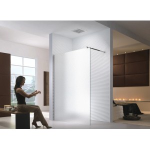 Beispiel einer satinierten Walk-In Duschwand 110x200cm mit Stabilisationsstange in modernem Badezimmer.