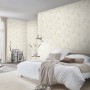 Helles Schlafzimmer mit Erismann Vliestapete Elysium Gingko Dream Creme mit Gingko Blättern.