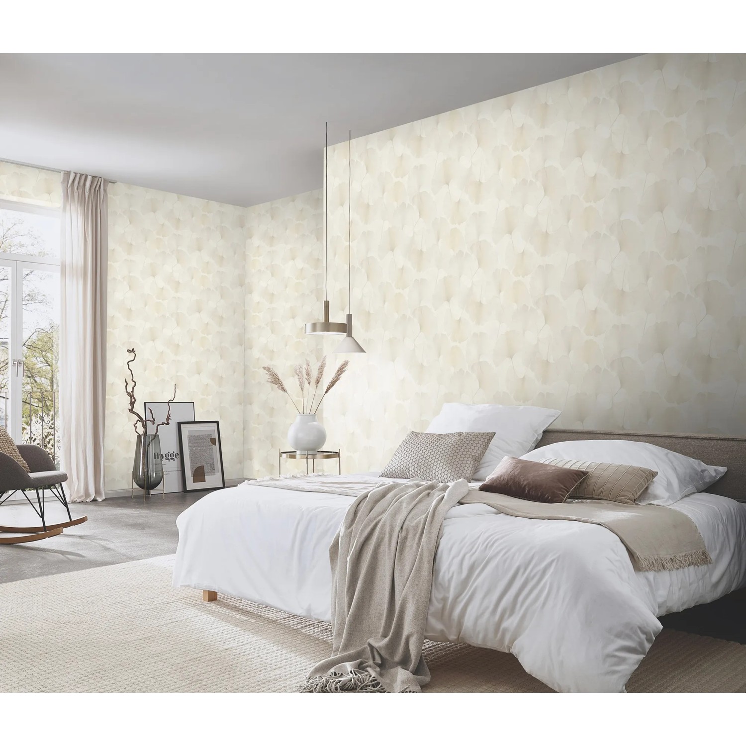 Helles Schlafzimmer mit Erismann Vliestapete Elysium Gingko Dream Creme mit Gingko Blättern.