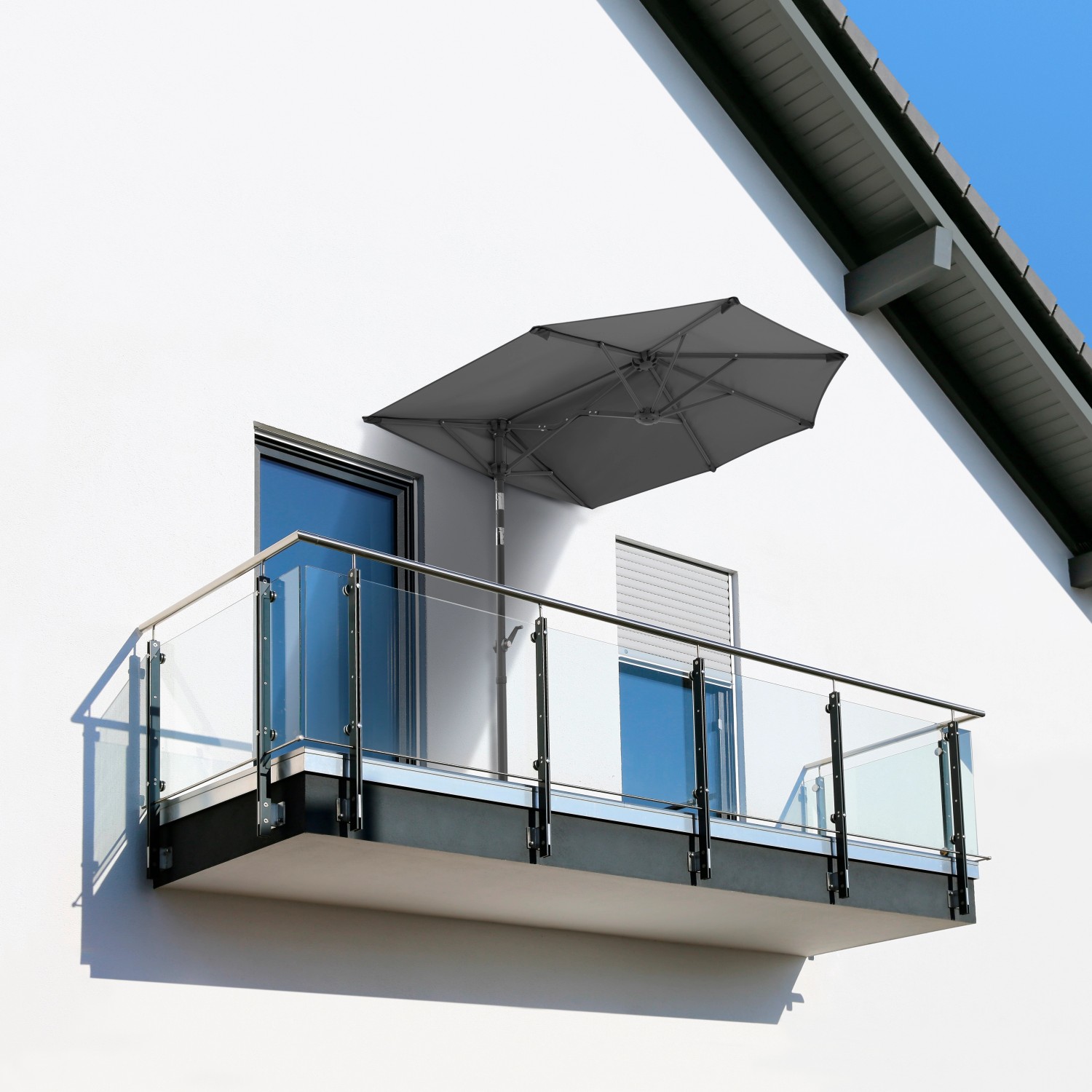 Anthrazitfarbener Schneider Balkonschirm 150x150 cm mit Knickfunktion auf einem Balkon.