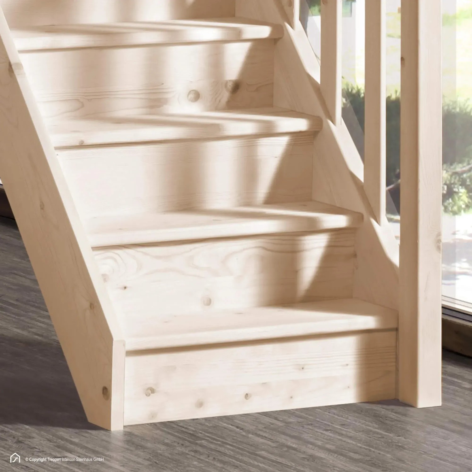 Gerade Fichtenholztreppe Casablanca mit Setzstufen und einseitigem Geländer. Naturbelassene Massivholz Innentreppe, 60 cm Breite.