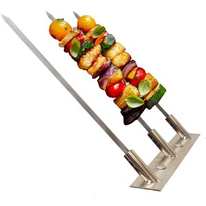 Grillaufsatz für Fisch, Schaschlik und Stockbrot mit Gemüse auf Spießen.