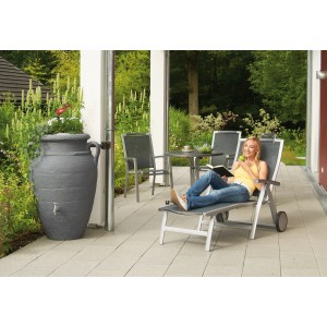 Garantia Regenwasser-Amphore Antik 250 l Darkgranite mit Pflanzschale im Garten.