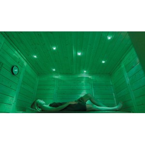 Frau entspannt in Sauna mit Weka Farbvisionen-Set A (LEDs in Gelb, Grün, Rot, Blau).
