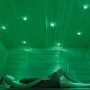 Frau entspannt in Sauna mit Weka Farbvisionen-Set A (LEDs in Gelb, Grün, Rot, Blau).