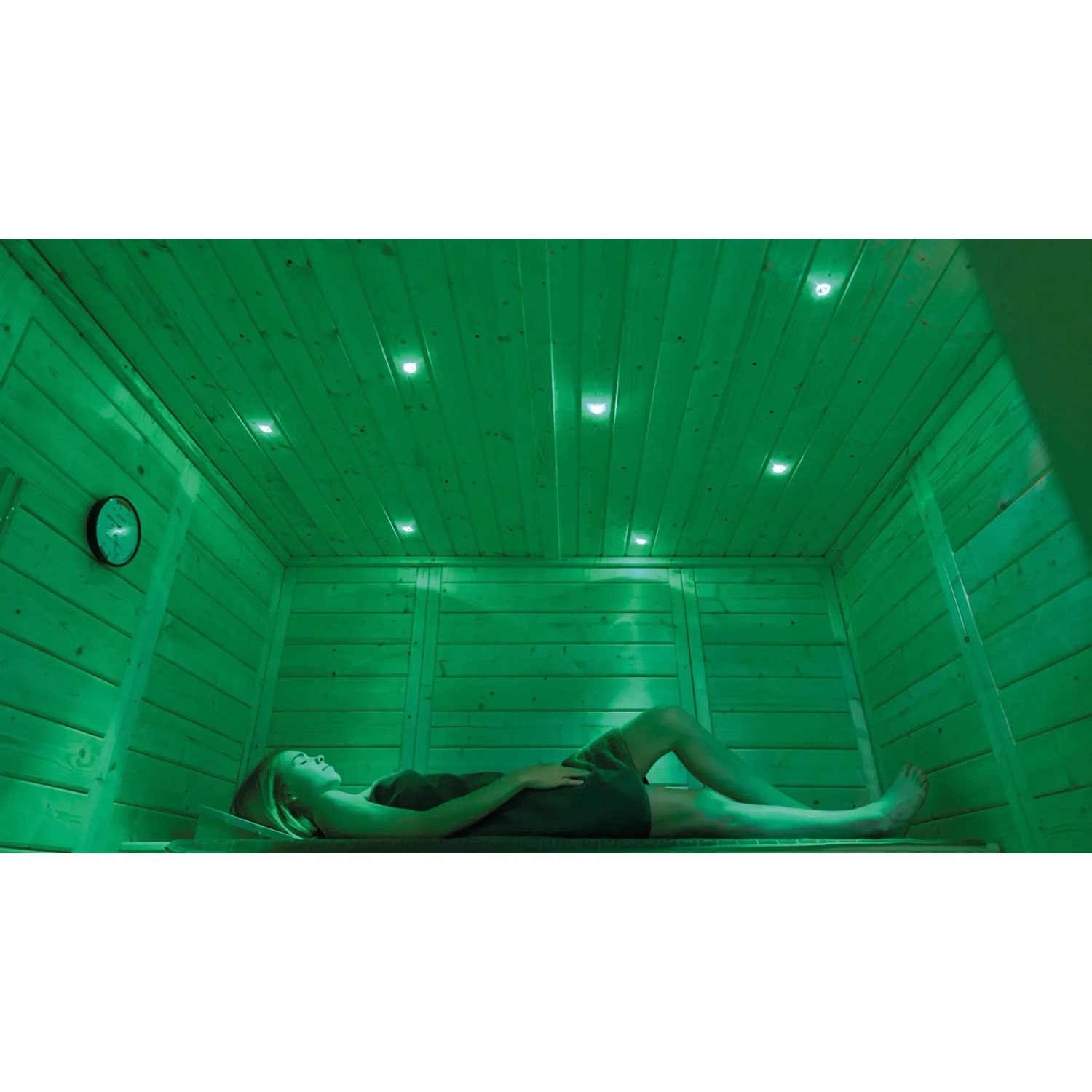 Frau entspannt in Sauna mit Weka Farbvisionen-Set A (LEDs in Gelb, Grün, Rot, Blau).