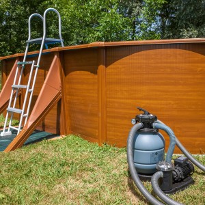 Gre Sandfilteranlage Ø 320 mm mit Vorfilter, blauer Filterkessel neben Pool mit Leiter im Garten.