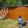 Gre Sandfilteranlage Ø 320 mm mit Vorfilter, blauer Filterkessel neben Pool mit Leiter im Garten.