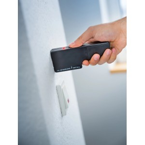 LUX Metall- und Leitungssucher in Anwendung an Wand, zur Ortung von Leitungen.
