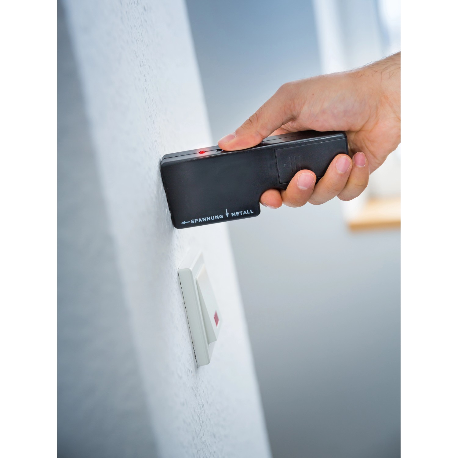 LUX Metall- und Leitungssucher in Anwendung an Wand, zur Ortung von Leitungen.