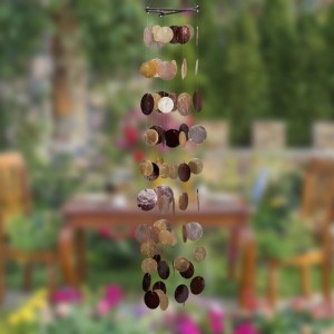 Buntes Capiz Windspiel mit runden Muschelplättchen in Braun, Beige, Rosa. Handgefertigter Dekoartikel für Garten & Balkon.