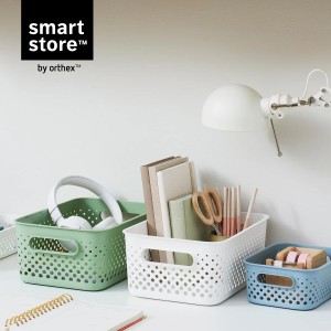 SmartStore Essence Aufbewahrungskörbe in Grün, Weiß und Blau auf einem Schreibtisch.