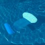 Bestway Pool-Hängematte Comfort Plush im Wasser, blau mit Muster, für entspanntes Baden.
