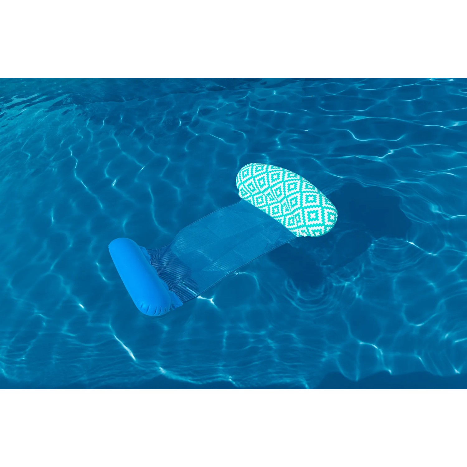 Bestway Pool-Hängematte Comfort Plush im Wasser, blau mit Muster, für entspanntes Baden.